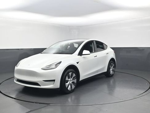 Used 2024 Tesla Model Y 2WD image 40