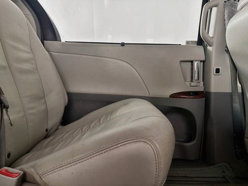 Used 2013 Toyota Sienna XLE FWD image 27