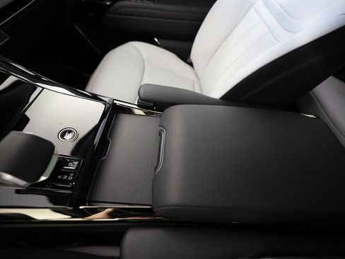 Used 2025 Land Rover Range Rover Sport Dynamic SE image 40