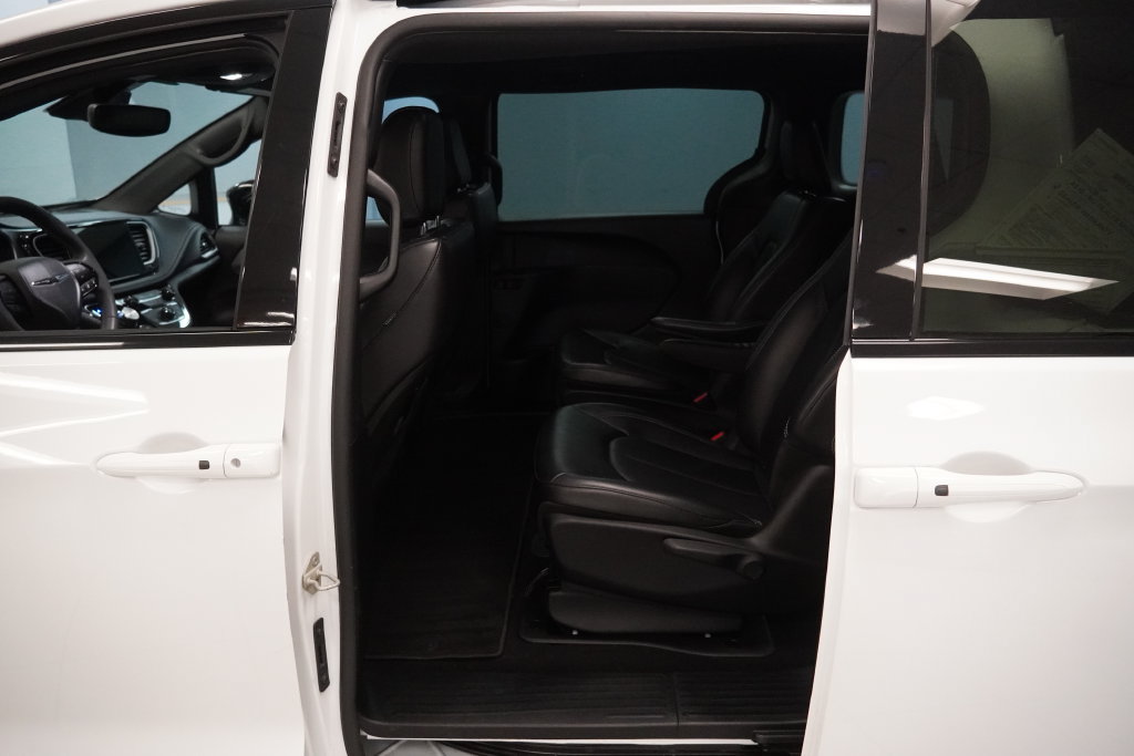 Used 2024 Chrysler Pacifica Limited FWD image 17