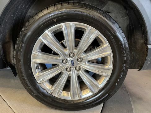 Used 2022 Ford Explorer Limited w/ Equipment Group 301A AWD/4WD image 27