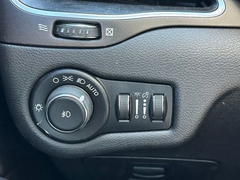 Used 2020 Jeep Cherokee Trailhawk image 18