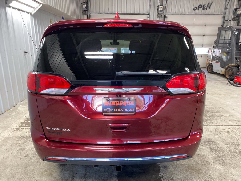 Used 2017 Chrysler Pacifica Touring Plus w/ Tire & Wheel Group FWD image 6