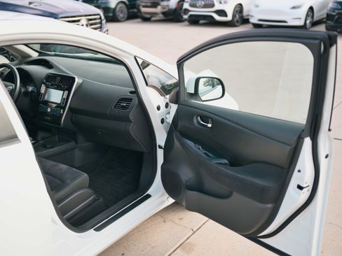Used 2015 Nissan Leaf SV w/ LED & Quick Charge Package image 17