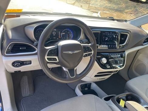 Used 2019 Chrysler Pacifica Touring Plus image 11
