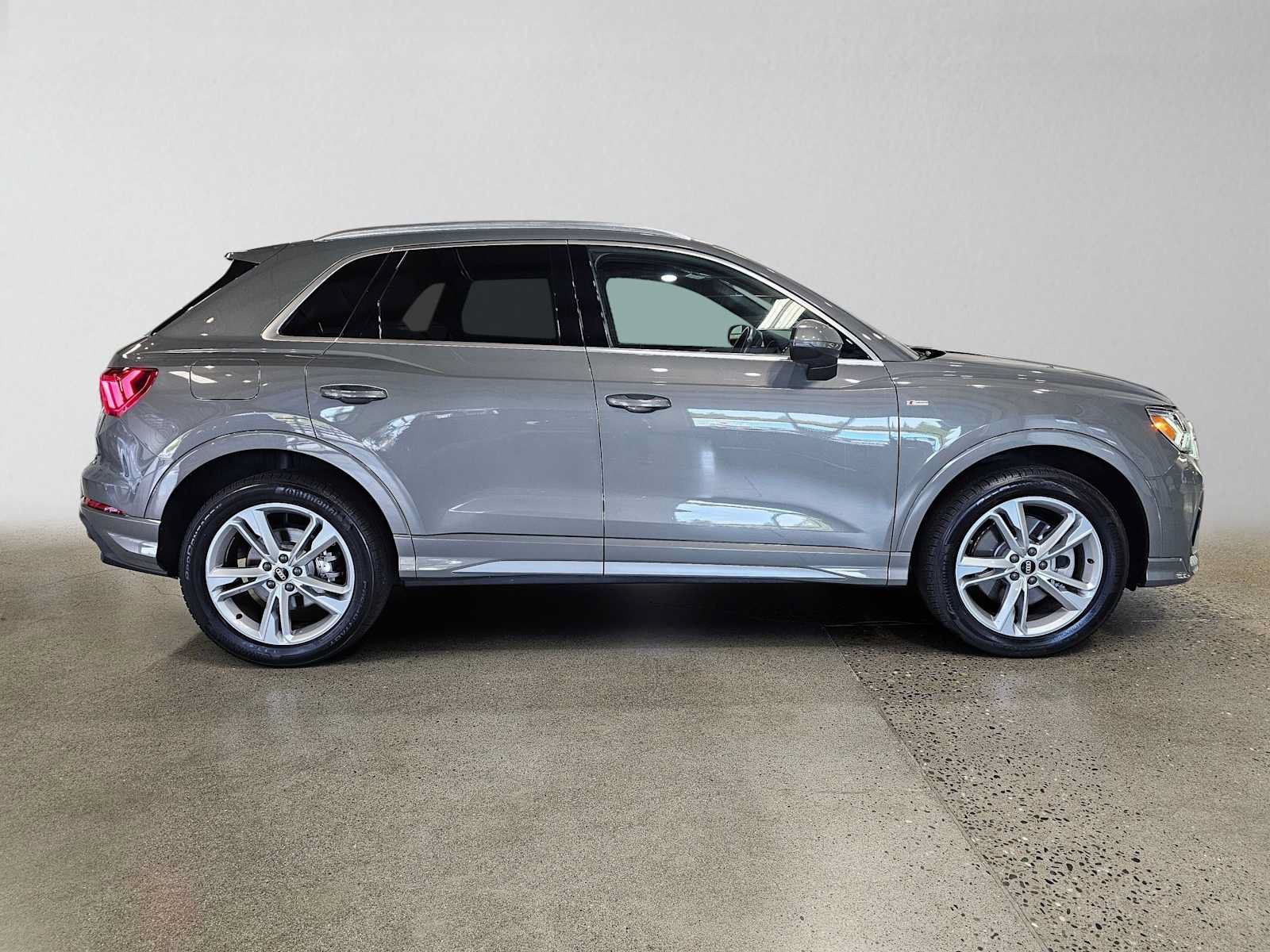 Used 2024 Audi Q3 2.0T Premium w/ Convenience Package AWD/4WD image 2