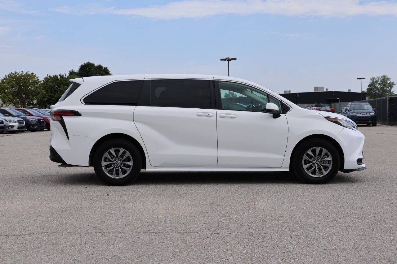 Used 2022 Toyota Sienna LE FWD image 7