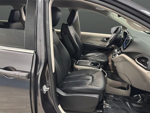 Used 2022 Chrysler Pacifica Touring-L FWD image 22