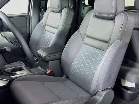 Used 2025 Nissan Frontier SV image 21