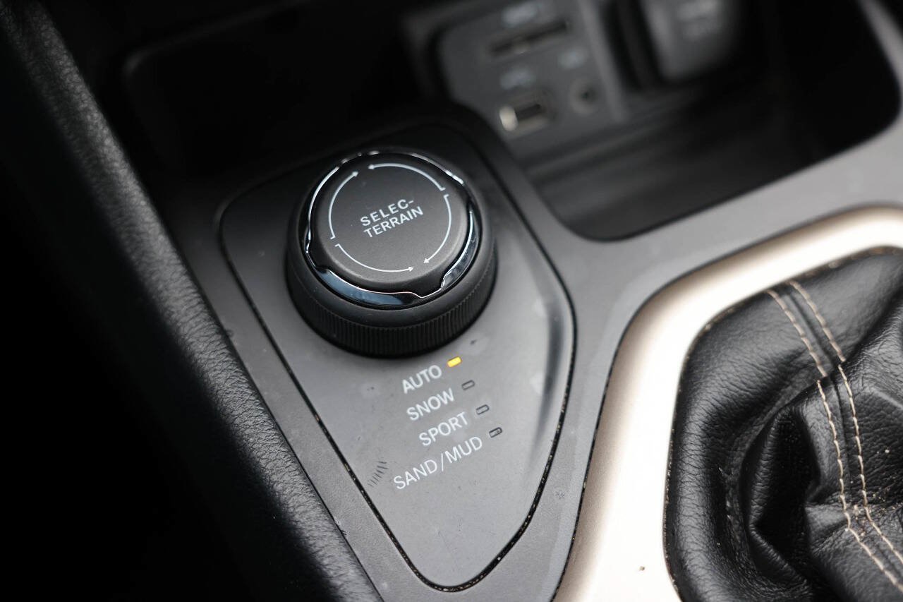 Used 2017 Jeep Cherokee Limited AWD/4WD image 26