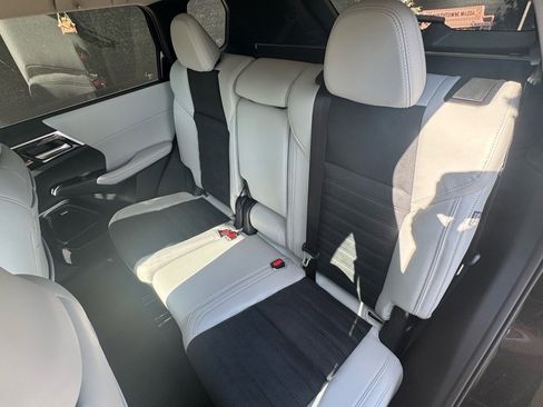 New 2025 Mitsubishi Outlander SE image 19