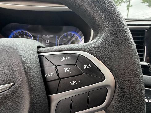 Used 2017 Chrysler Pacifica Touring FWD image 83