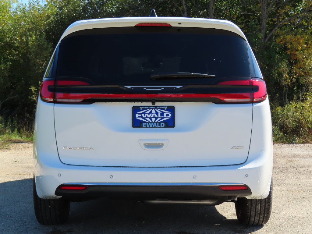 New 2027 Chrysler Pacifica Select AWD/4WD image 15