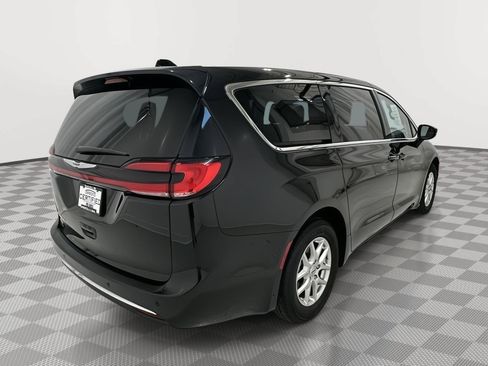 Used 2024 Chrysler Pacifica Touring-L FWD image 5