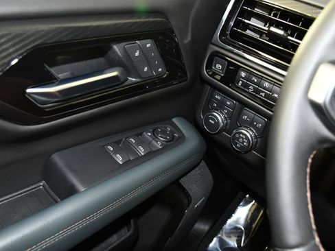 Used 2025 GMC Yukon AT4 AWD/4WD image 34