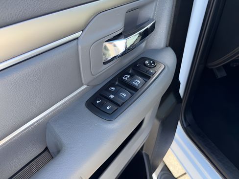 Used 2019 RAM 1500 Classic SLT AWD/4WD image 14