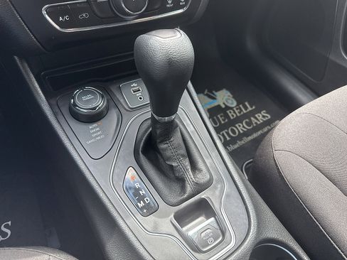 Used 2019 Jeep Cherokee Latitude w/ Cold Weather Group AWD/4WD image 56
