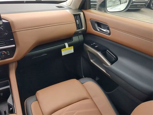 New 2025 Nissan Pathfinder Platinum w/ Black Appearance Package image 16