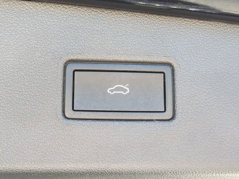 Certified 2024 Volkswagen Tiguan SE image 10