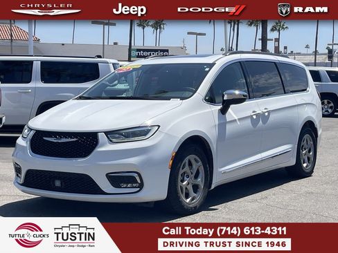 Used 2023 Chrysler Pacifica Limited FWD image 9