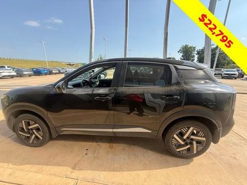 Used 2025 Nissan Kicks SV FWD image 1