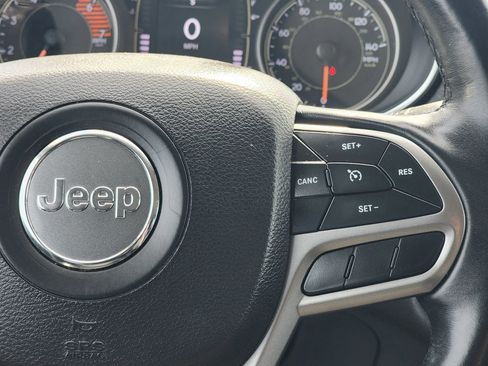 Used 2019 Jeep Cherokee Latitude Plus w/ Cold Weather Group AWD/4WD image 13