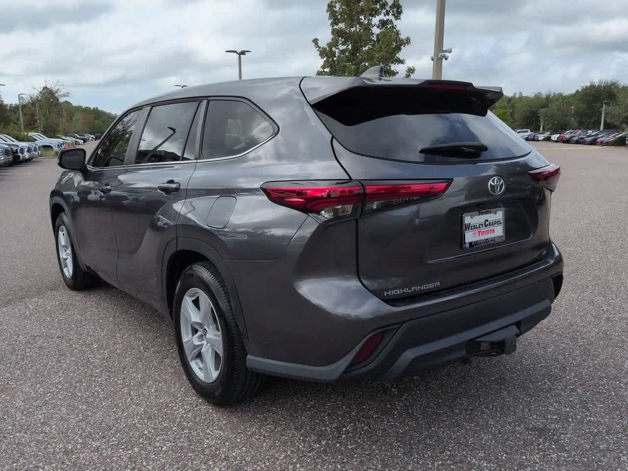Used 2023 Toyota Highlander LE FWD image 4