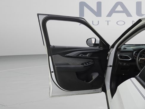 Used 2021 Chevrolet TrailBlazer LT w/ Premium Seating Package FWD image 9