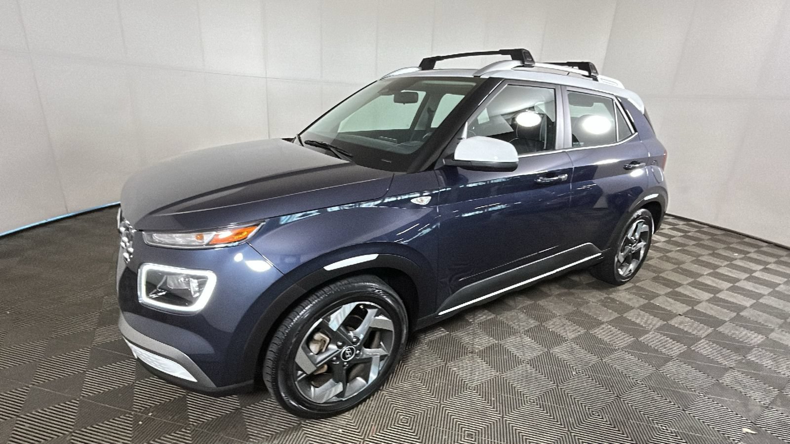 Used 2023 Hyundai Venue Limited FWD image 8