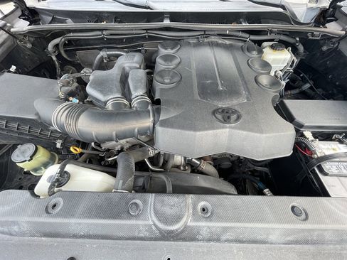 Used 2010 Toyota 4Runner SR5 AWD/4WD image 7