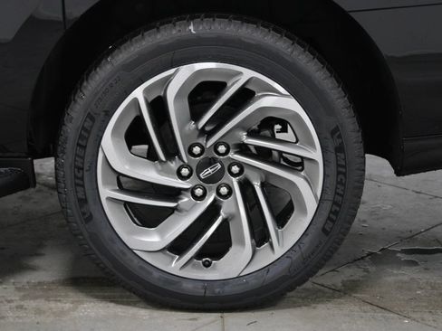 New 2026 Lincoln Navigator L Premier AWD/4WD image 18