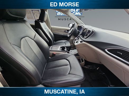 Used 2024 Chrysler Pacifica Touring-L image 16