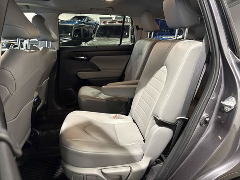 Used 2024 Toyota Highlander XLE AWD/4WD image 27
