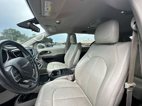 Used 2017 Chrysler Pacifica Touring-L FWD image 10