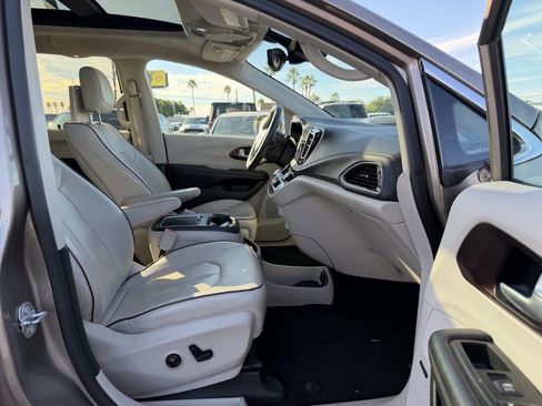 Used 2017 Chrysler Pacifica Limited image 24