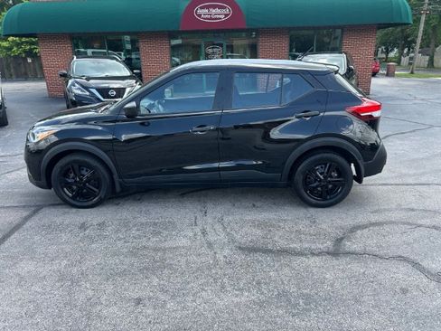 Used 2019 Nissan Kicks S FWD image 2