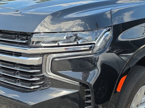 Used 2024 Chevrolet Suburban LT RWD image 9