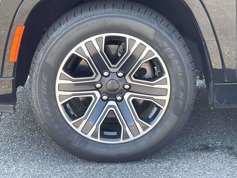 Certified 2024 Jeep Wagoneer L Series II AWD/4WD image 12