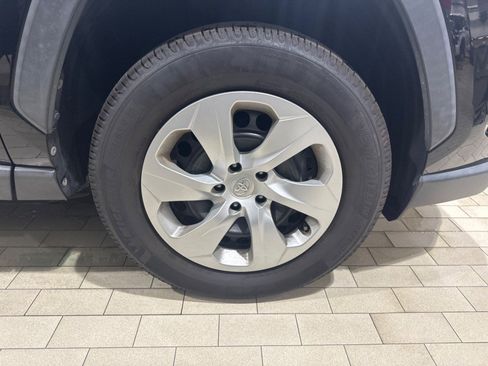 Used 2020 Toyota RAV4 LE image 11