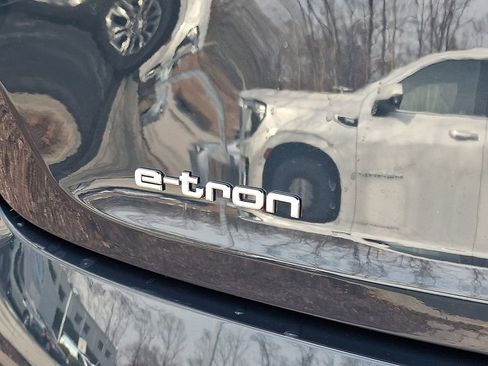 Used 2023 Audi e-tron Premium image 31