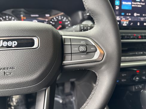 Used 2025 Jeep Compass Latitude AWD/4WD image 9