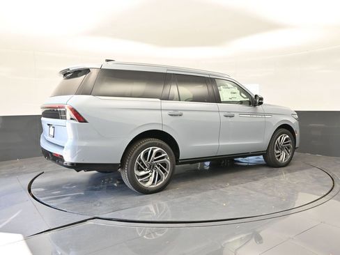 New 2025 Lincoln Navigator Reserve AWD/4WD image 9