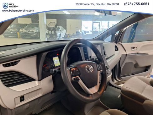 Used 2017 Toyota Sienna L FWD image 16