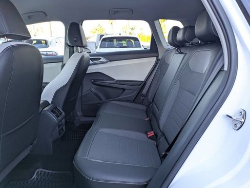 Certified 2025 Volkswagen Taos SE FWD image 17