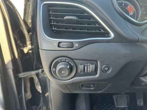 Used 2021 Jeep Cherokee Trailhawk w/ Comfort/Convenience Group AWD/4WD image 17