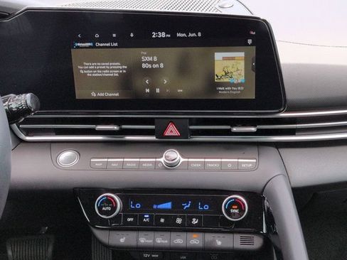 Certified 2024 Hyundai Elantra Limited FWD image 17