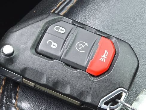 Used 2022 Jeep Wrangler Unlimited Sahara AWD/4WD image 19