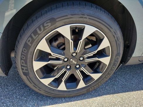 Used 2023 Kia Carnival EX FWD image 6