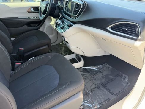 Used 2021 Chrysler Voyager L FWD image 13