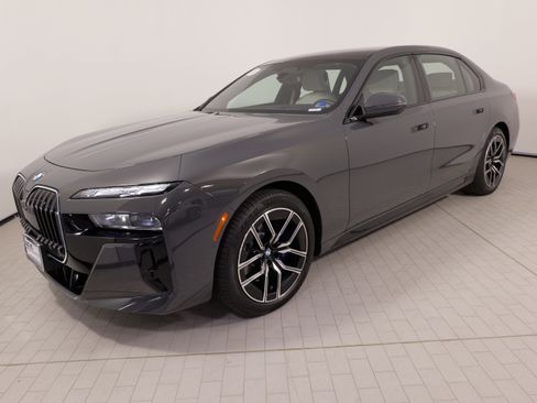 Used 2024 BMW 740i RWD image 3